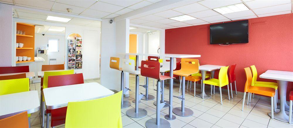 Premiere Classe Montreuil Montreuil  Dış mekan fotoğraf The interior of a typical Ibis budget hotel